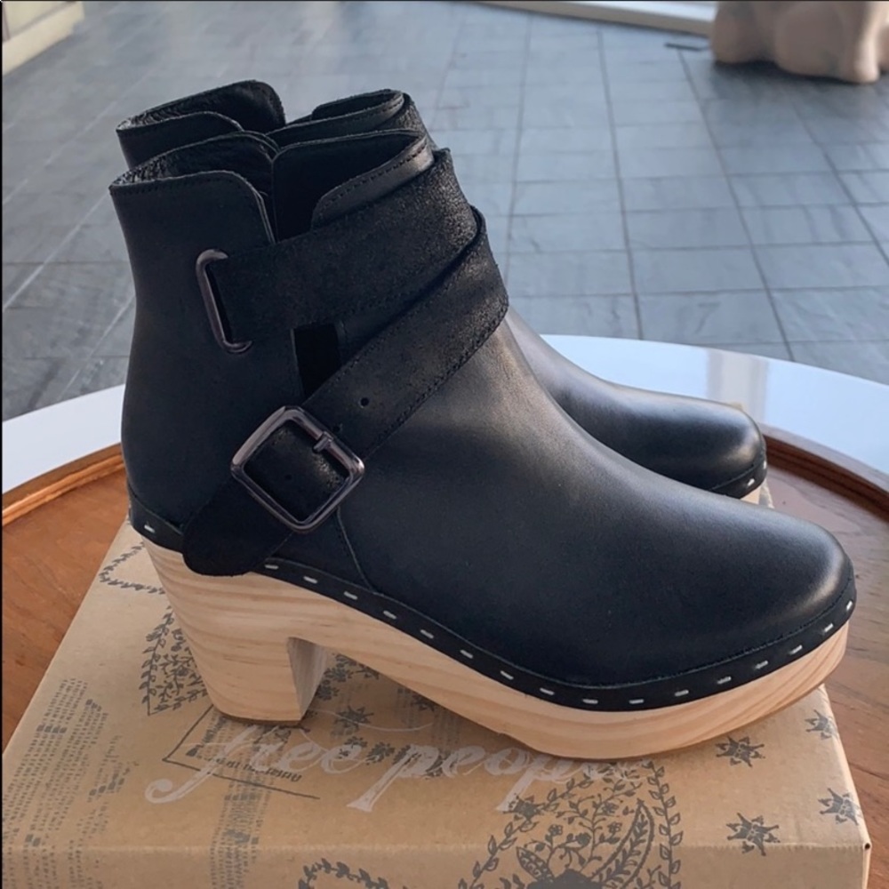 Free People Bungalow Clogs in Black - Picture 5 of 8